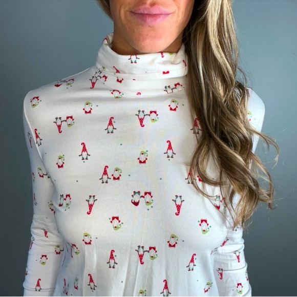 🎄❄️ Cynthia Rowley White Turtleneck with Festive Christmas Holiday Gnomes Print - Picture 1 of 2